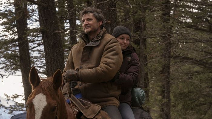 Pedro Pascal và Bella Ramsey trong The Last of Us