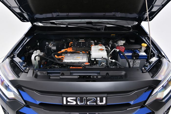 2026-isuzu-d-max-ev-debuts-with-dual-motor-powertrain_9.jpg