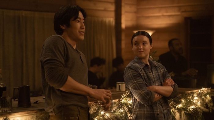 Young Mazino và Bella Ramsey trong The Last of Us