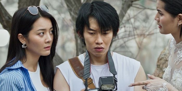 Dưới Đáy Hồ bắt đầu bằng một buổi chụp hình cưới tại hồ đá, nơi mở ra những sự kiện kỳ lạ.