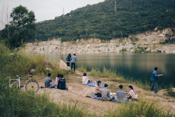 Bối cảnh hồ đá tại Bà Rịa - Vũng Tàu đã được lựa chọn để làm nền tảng cho câu chuyện trong Dưới Đáy Hồ, mang đến một không gian u ám và đầy ám ảnh.