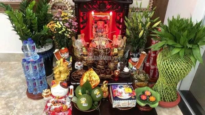 Vị trí lý tưởng để đặt bàn thờ ông Địa trong nhà là phòng khách, hướng về cửa chính để thu hút tài lộc và may mắn.