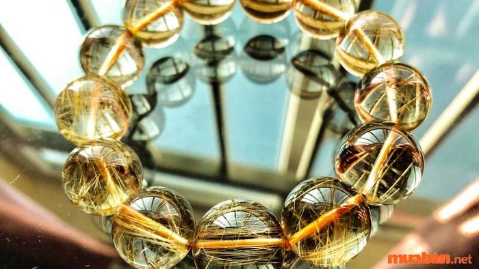 Thạch anh tóc vàng được biết đến với khả năng xua đuổi tà khí hiệu quả.