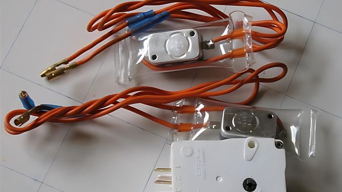 Cách xử lý tủ lạnh kêu to bằng việc thay rơ-le xả đá