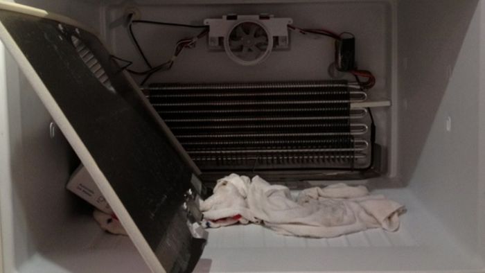 Tiếng kêu lớn do vít cố định dàn lạnh bị hỏng