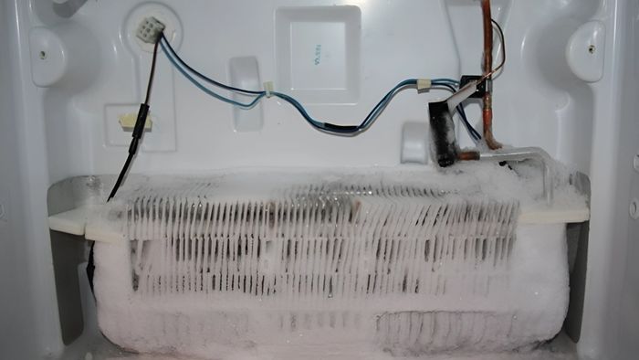 Tiếng kêu lớn từ tủ lạnh có thể bắt nguồn từ việc rơ-le bị hỏng