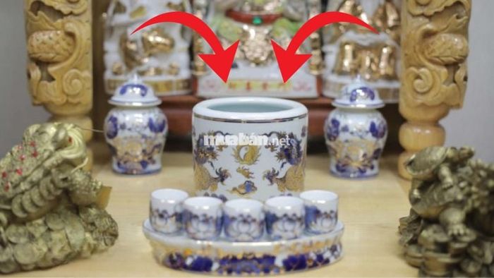 Khu vực giữa bàn thờ là nơi để bát hương
