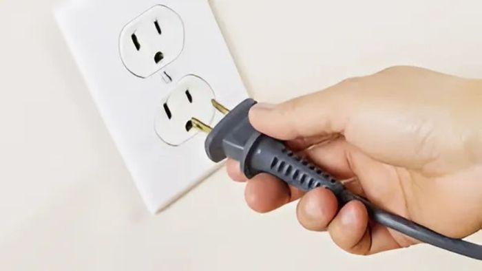 Tủ lạnh không vào điện do dây nguồn bị lỏng
