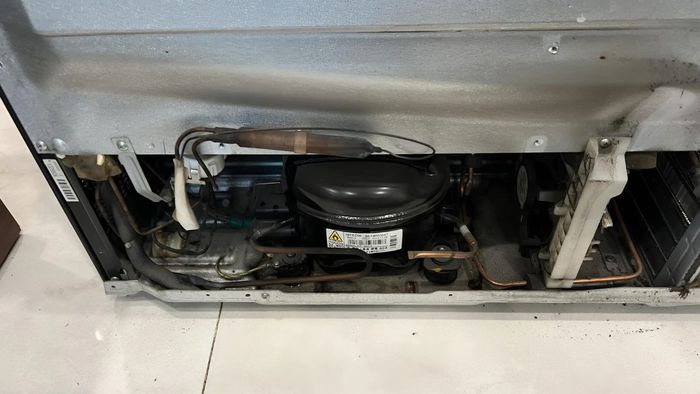 Tủ lạnh không vào điện do máy nén hoặc linh kiện bên trong hỏng hóc