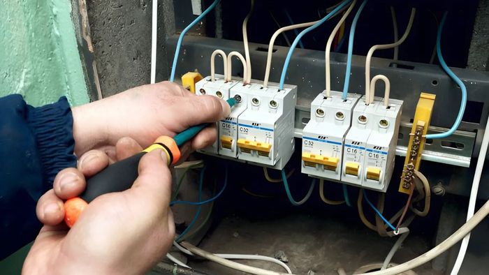 Kiểm tra cầu chì để khắc phục tình trạng tủ lạnh không vào điện