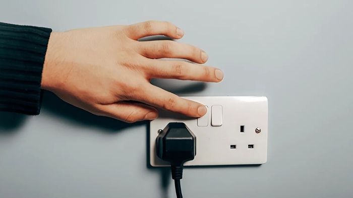 Kiểm tra ổ cắm điện để khắc phục tủ lạnh không vào điện