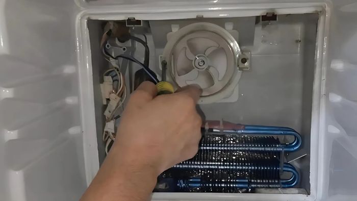 Khắc phục tủ lạnh không lạnh bằng cách kiểm tra quạt gió