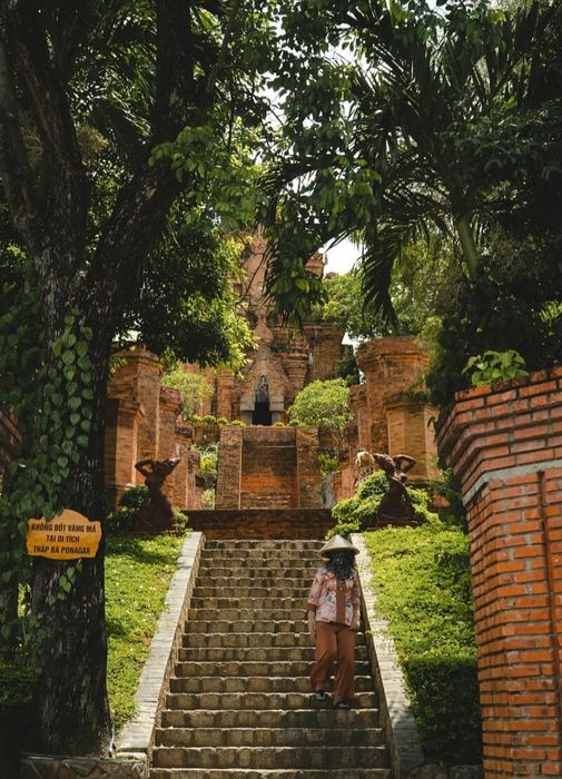 Kinh nghiệm du lịch Nha Trang trọn bộ từ A đến Z năm 2025, mang đến cái nhìn toàn diện về các điểm đến hấp dẫn ở thành phố biển.