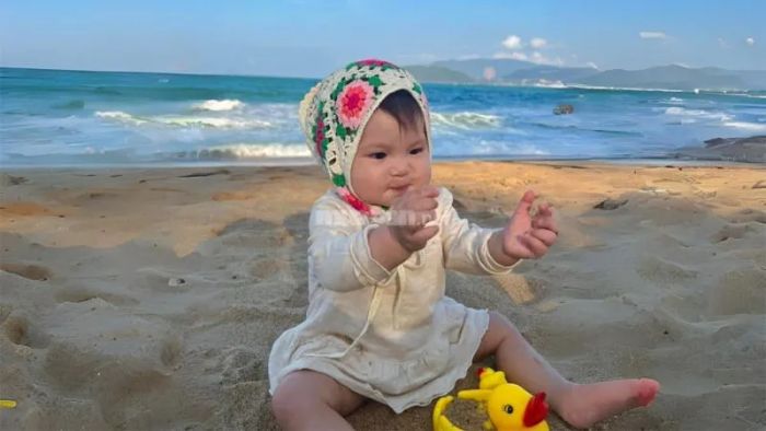 Em bé sinh vào giờ Tỵ thường có cuộc sống an yên và sự nghiệp ổn định nhờ sự hỗ trợ từ gia đình và bạn bè.