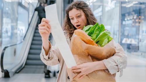Hạn chế việc tiêu tiền vô tội vạ.