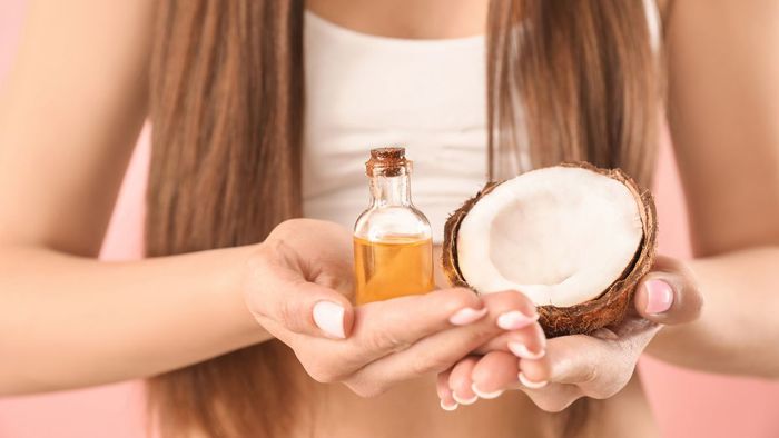 Ủ tóc với dầu dừa giúp tóc trở nên bóng mượt và kích thích tóc mọc nhanh.