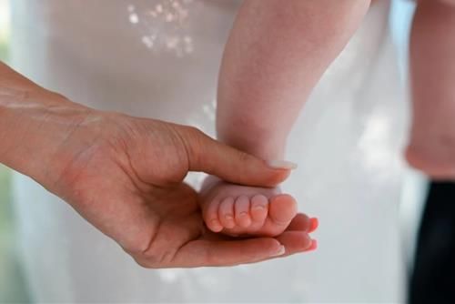 Bà bầu có nên thăm bà đẻ?