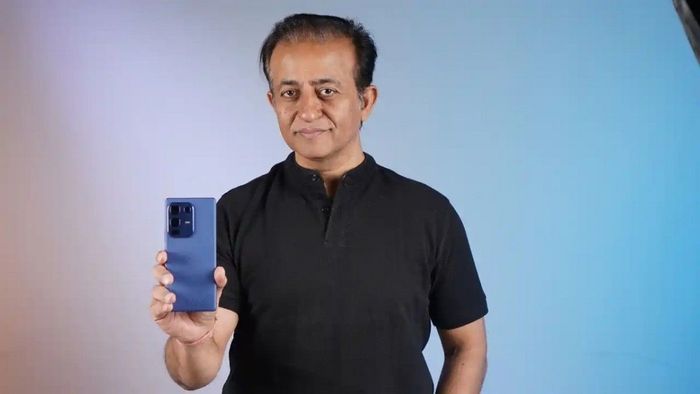 CEO Infinix Ấn Độ xuất hiện cùng chiếc Note 50s 5G Plus trên tay