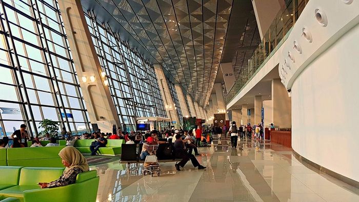 Sân bay quốc tế Soekarno-Hatta là cửa ngõ quan trọng vào Jakarta.