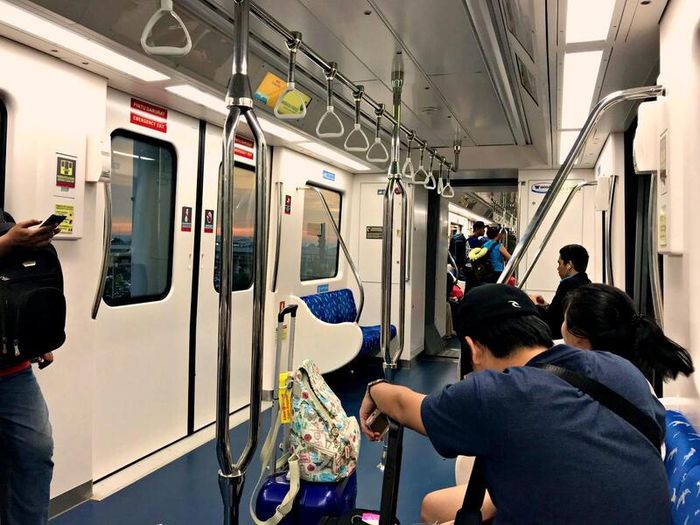 Sân bay quốc tế Soekarno-Hatta là cổng chính nối liền Jakarta.