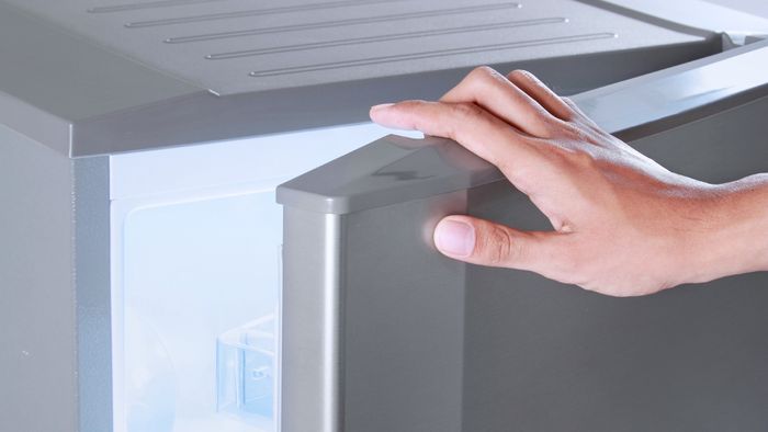 Gioăng tủ lạnh bị rách do sử dụng không đúng cách