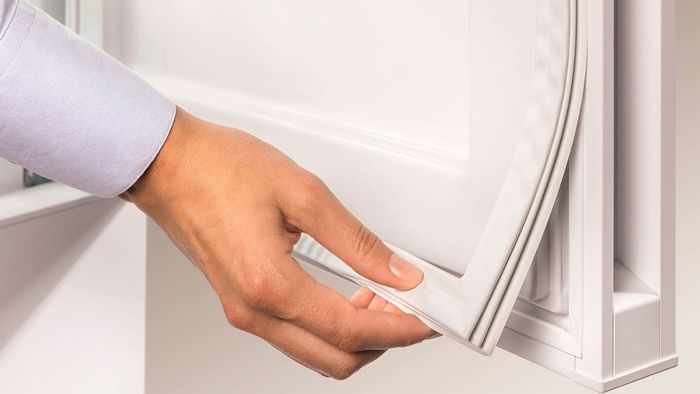 Gioăng tủ lạnh bị rách do lắp đặt không đúng cách