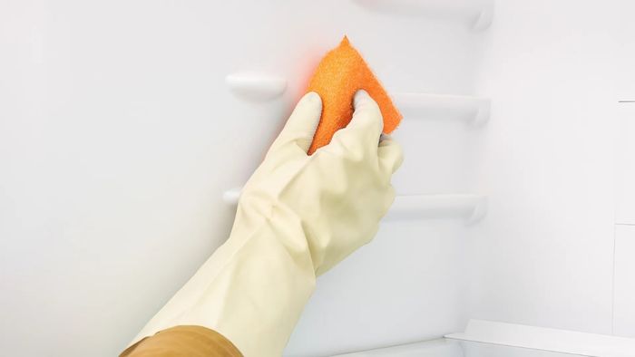 Hạn chế dùng vật sắc nhọn để tránh làm hỏng tủ lạnh