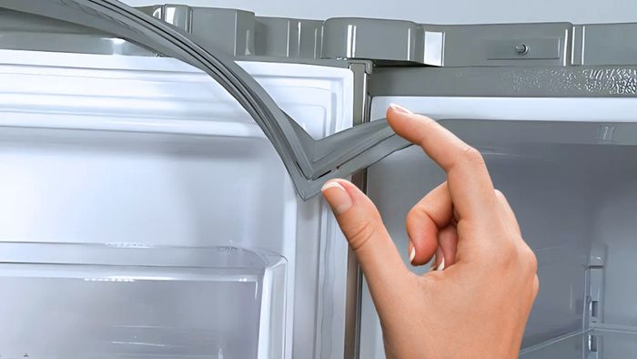 Không kéo mạnh gioăng khi lấy đồ trong tủ