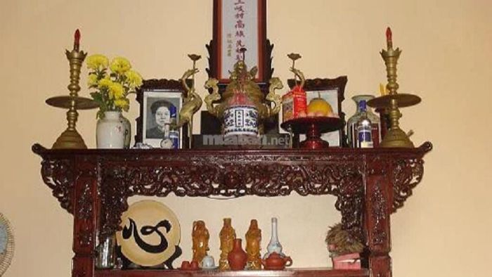 Đèn trên bàn thờ nên luôn được thắp sáng để giữ vững sự linh thiêng và ánh sáng trong không gian thờ cúng.