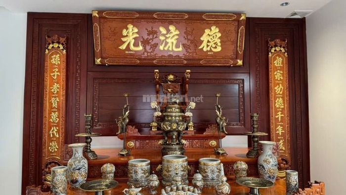 Bộ đỉnh hương thường gồm ba phần, được đặt phía sau bát hương.