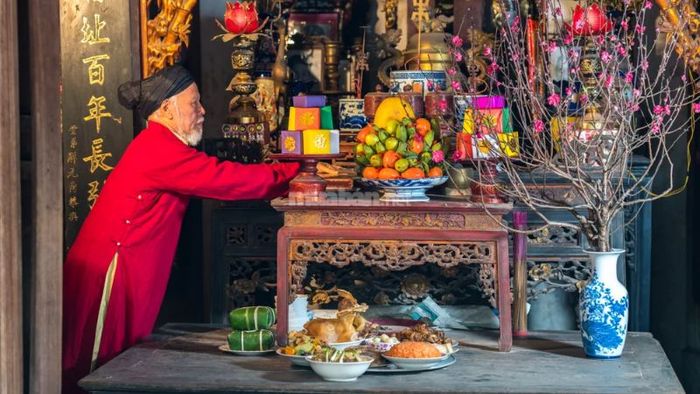 Nghi lễ cúng tế nên do gia chủ trực tiếp làm, tránh để phụ nữ mang thai tiếp xúc với bàn thờ và lễ vật.