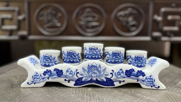Chén nước thường được bố trí theo số lẻ và đặt trước bát hương.