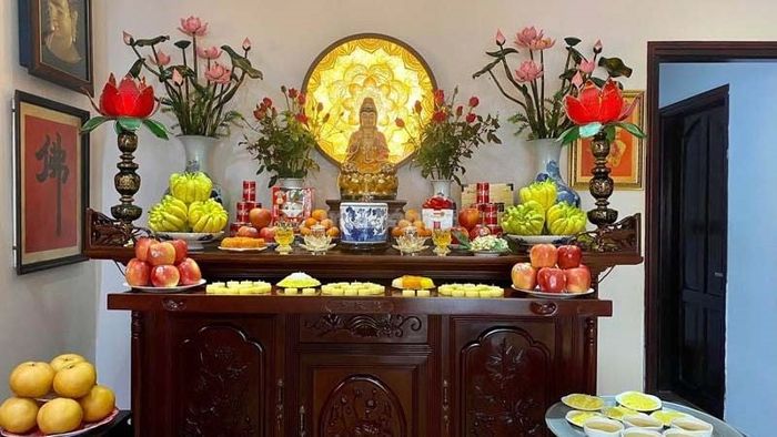 Bàn thờ gia tiên được sắp đặt chính xác theo các nguyên tắc phong thủy.