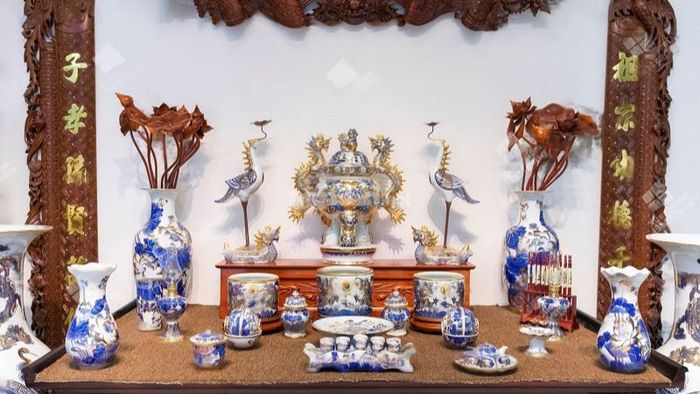 Bát hương cần được đặt sát tường, chính giữa bàn thờ.
