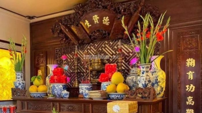 Bố trí lọ hoa và mâm quả theo nguyên tắc Đông bình - Tây quả giúp thuận tiện khi dọn mâm.