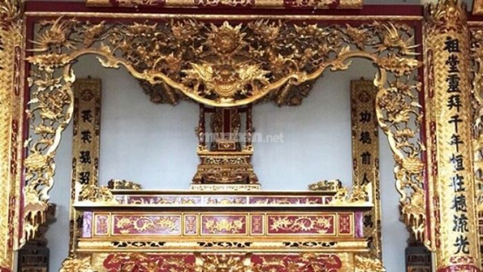 Khám thờ, ngai thờ được đặt tại vị trí trung tâm và cao nhất trên bàn thờ.