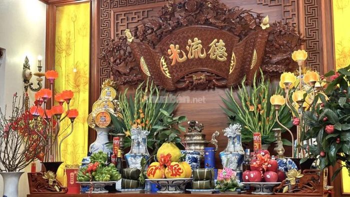 Trên bàn thờ không thể thiếu các lễ vật như hoa tươi, hương thơm, nước sạch và hoa quả tươi.