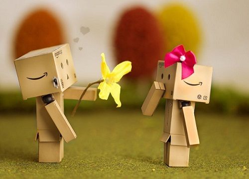 Minh họa sự chênh lệch giữa hai đường tình duyên trên bàn tay để đoán biết hôn nhân