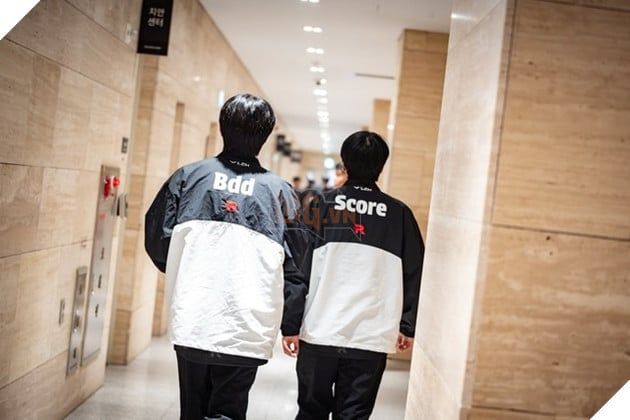 Đội trưởng KT Rolster đã có những chia sẻ đầy cảm xúc về tình hình hiện tại của đội tuyển, thể hiện sự thất vọng và chán nản sau những kết quả không như mong đợi.