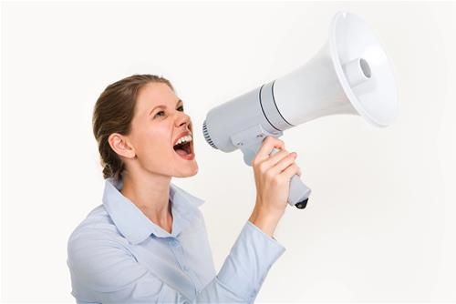 Nếu bạn từng nghe những câu chuyện về những người nổi tiếng đã cắt đứt quan hệ với cha mẹ, bạn có thể cảm thấy họ 'bất hiếu'. Tuy nhiên, chỉ khi hiểu rõ hoàn cảnh cụ thể, bạn mới có thể thông cảm – họ là những người phải đối mặt với tình huống khó khăn mà không ai mong muốn. Chúng ta hay nói 'Hổ dữ không ăn thịt con', nhưng thực tế đôi khi lại không như vậy. Trước hết, bạn cần phải nhận diện xem cha mẹ có thực sự là người độc hại hay không. Vì có những người dù đang chịu sức ép từ cha mẹ, lại ngụy biện rằng cha mẹ làm như vậy chỉ vì yêu thương họ. Mặt khác, cũng có những người phản ứng thái quá, chống đối và thậm chí tấn công cha mẹ khi không được thỏa mãn mong muốn cá nhân. Thật khó để thoát khỏi một gia đình độc hại, và chúng ta không thể thay đổi quá khứ hay chọn nơi mình sinh ra, vậy nên bạn cần đưa ra sự lựa chọn. Nếu bạn vẫn đang đi học và phụ thuộc hoàn toàn vào họ, hãy nhớ rằng: 'Ở nhà của cha mẹ thì tuân theo quy tắc của cha mẹ'. Đây là cách tạm thời để không gây thêm rắc rối cho chính mình.
