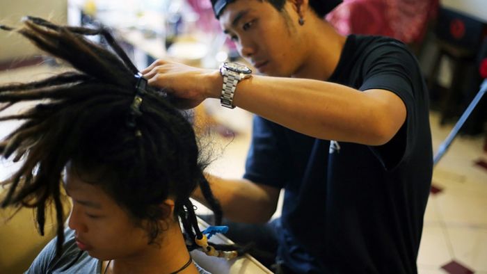 Giá thành làm tóc Dreadlock sẽ thay đổi tùy theo kiểu tóc và độ dài ngắn của mái tóc