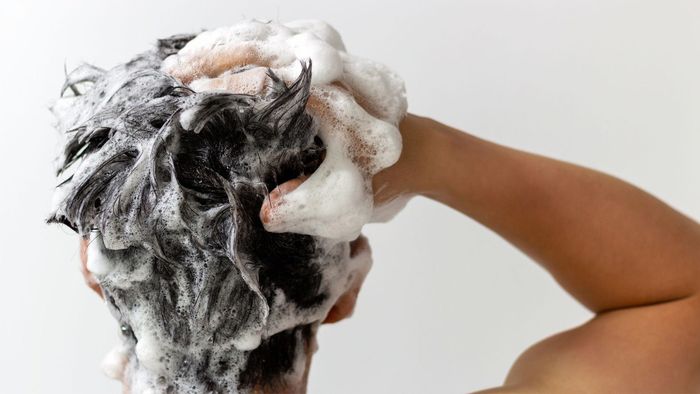 Hướng dẫn bước 1 trong việc tết tóc Dreadlock tại nhà (Hình minh họa)