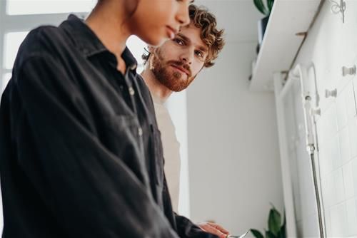 hay đối diện với sự thật để biết mình là ai