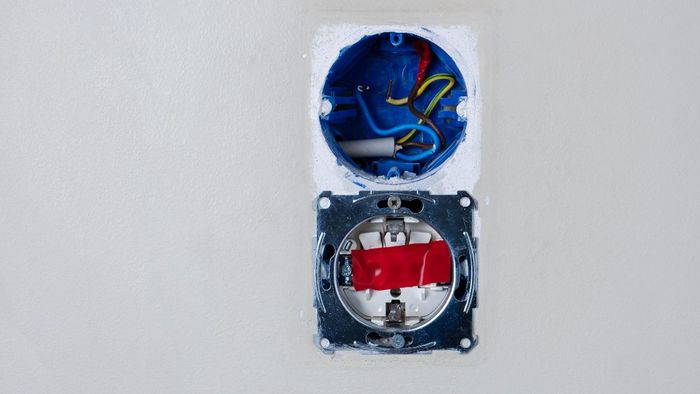Ổ cắm hỏng có thể là lý do khiến tủ lạnh không hoạt động