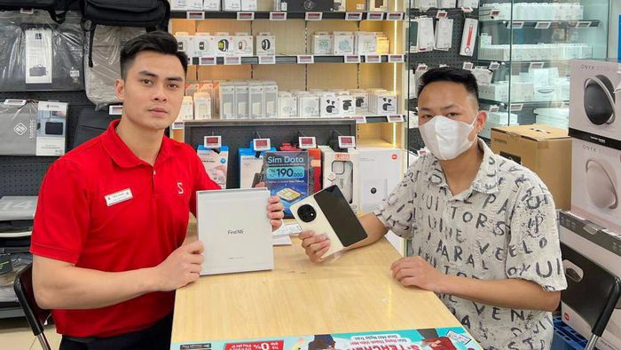 Những khách hàng đầu tiên nhận OPPO Find N5 tại CellphoneS