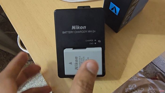 Những điều cần chú ý khi sạc pin cho máy ảnh Nikon CoolPix.