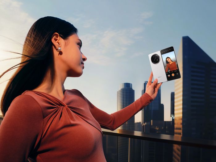Find N5 kết hợp giữa hệ thống camera chuyên nghiệp Hasselblad và thiết kế màn hình gập linh hoạt, tạo nên những cách chụp ảnh sáng tạo chưa từng có.