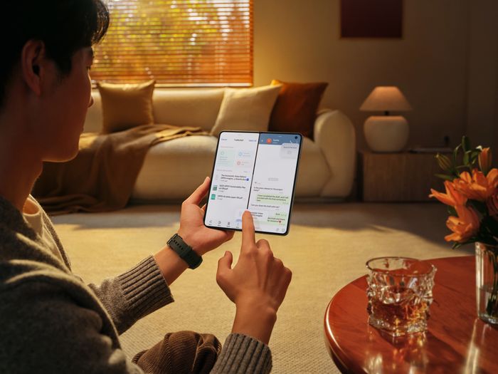Khi mở ra, Find N5 sở hữu màn hình lớn nhất trong phân khúc smartphone gập kiểu cuốn, mang đến trải nghiệm thị giác sống động cùng khả năng đa nhiệm vượt trội.