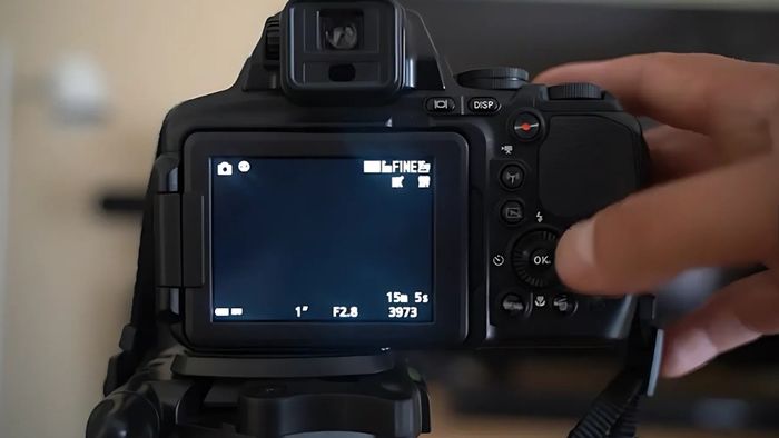 Hướng dẫn bật lưới trên máy ảnh Nikon Coolpix - bước 1