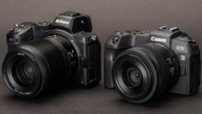 So sánh máy ảnh Nikon với Canon.